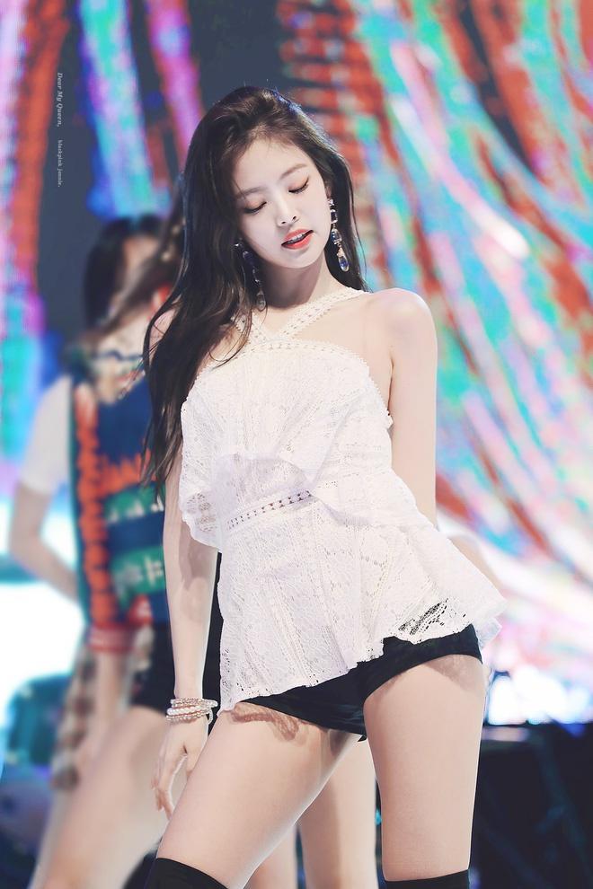 Jennie (Black Pink): Jennie là một trong những cái tên nổi bật được nhớ đến đầu tiên với hình ảnh mạnh mẽ, cá tính. Từ thần thái đến vũ đạo và biểu cảm trên sân khấu của Jennie đều toát ra vẻ lạnh lùng nhưng vẫn quyến rũ, thu hút.