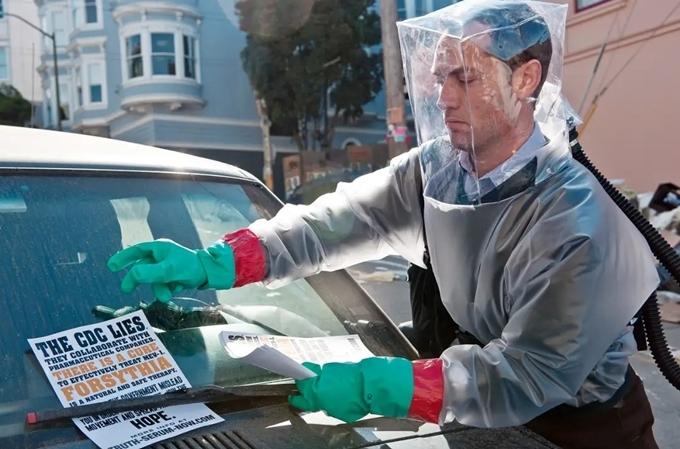 Khi Covid-19 lây lan trên toàn cầu, Contagion trở thành một trong những tựa phim được nhắc đến nhiều nhất trên mạng, dù phim đã chiếu từ tám năm trước. Câu chuyện giả tưởng trong phim kể về một đại dịch cướp đi sinh mạng của 26 triệu người trên toàn cầu. Mầm bệnh là một loại virus truyền từ dơi sang lợn và lây nhiễm cho con người. Chi tiết này được nhận xét là tương đồng với giả thuyết virus Corona bắt nguồn từ loài dơi ở một khu chợ động vật tại Vũ Hán, Trung Quốc, trong giai đoạn dịch bệnh khởi phát.  Xem lại Contagion, nhiều người giật mình bởi cảnh tượng nhiều bệnh viện quá tải, cả nghìn người hoảng loạn tranh giành thực phẩm, nhu yếu phẩm trong siêu thị và các cửa hàng, xếp hàng trước nhiều hiệu thuốc. Trong phim, tài tử Jude Law vào vai một blogger đăng tải nhiều tin tức giả, dưa ra nhiều bài thuốc trị bệnh dị hợm và vô căn cứ như uống thuốc tẩy, nước tiểu của bò... Ngoài đời thực, nhiều hiện tượng tương tự cũng xảy ra.