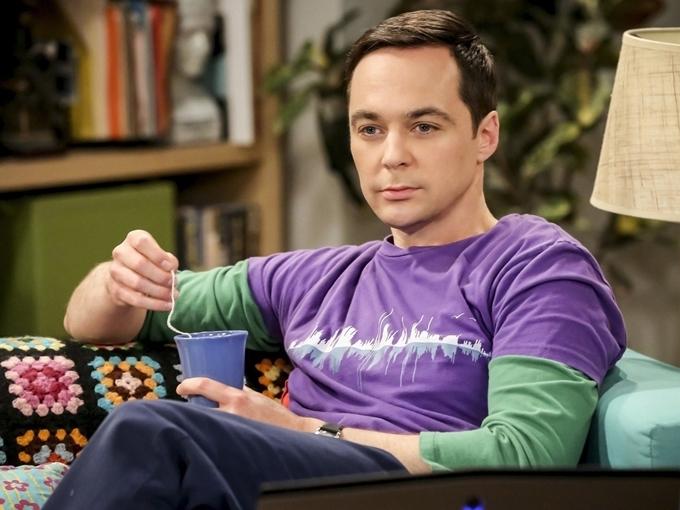 Ở một tập của sitcom Young Sheldon, cậu nhóc Sheldon nghỉ học vì lý do "không muốn chết". Cậu đeo mặt nạ phòng độc và xem bản tin trên tivi về một loại virus bắt nguồn từ Trung Quốc, đặc biệt dễ lây nhiễm ở người già và trẻ nhỏ. Trong phiên bản mới của loạt phim này mang tên The Big Bang Theory, nhân vật Sheldon lúc này đã trưởng thành, tìm cách tránh một dịch bệnh chết người. Nhưng sau cùng, anh vẫn phải nhập viện cách ly 14 ngày.