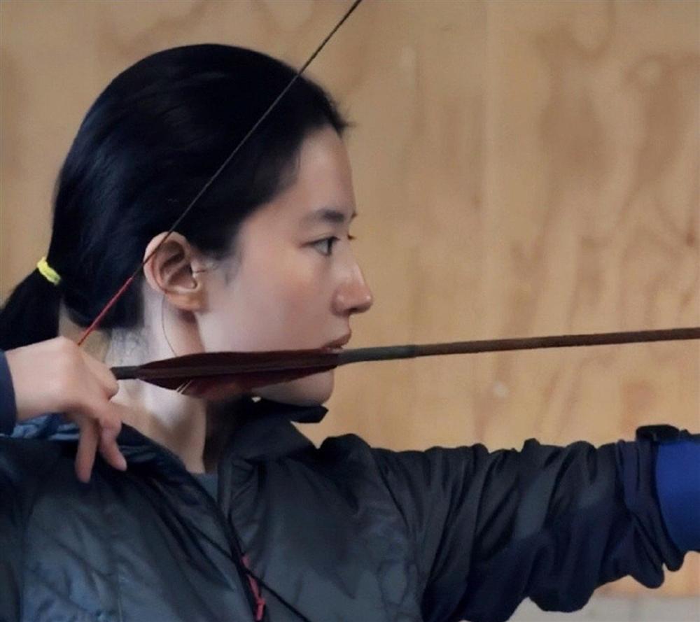 Lưu Diệc Phi trổ tài bắn cung nhưng mặt mộc mới thu hút toàn bộ sự chú ý-2