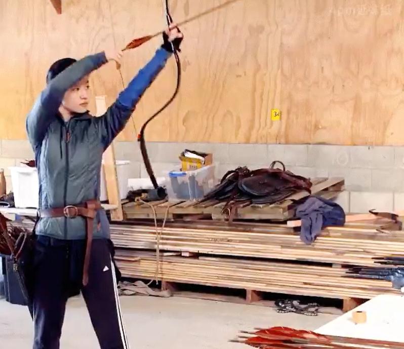 Lưu Diệc Phi trổ tài bắn cung nhưng mặt mộc mới thu hút toàn bộ sự chú ý-4