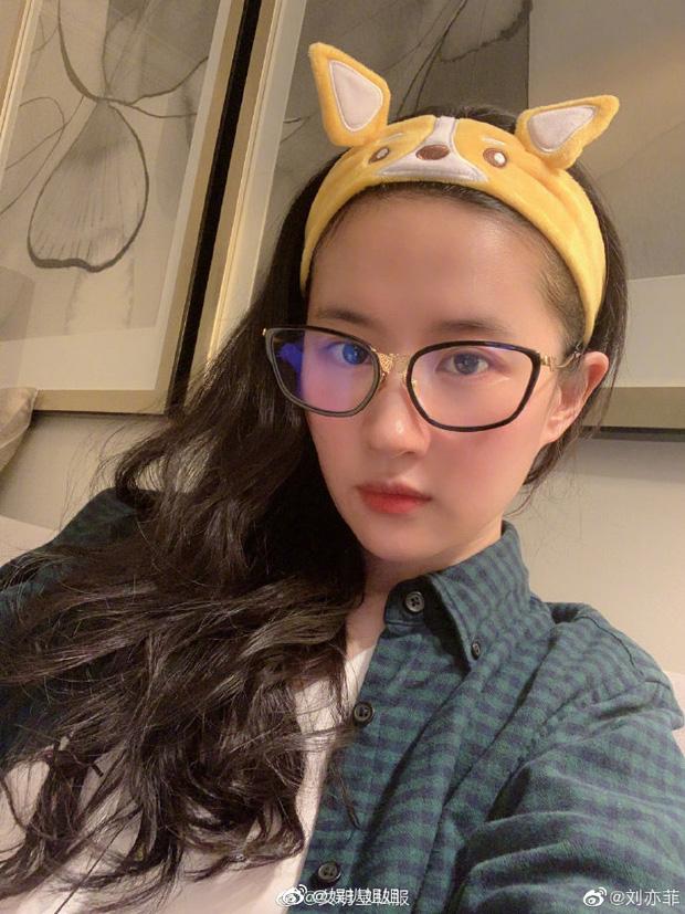 Lưu Diệc Phi trổ tài bắn cung nhưng mặt mộc mới thu hút toàn bộ sự chú ý-7