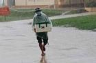 Người lính đội mưa, bê lương thực tiếp tế cho người cách ly