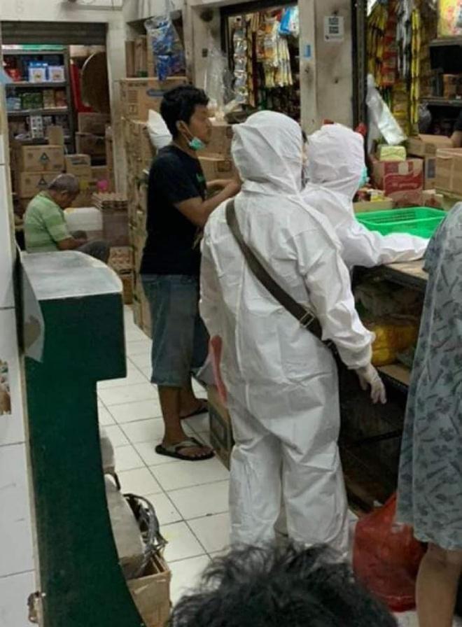 Bị chỉ trích vì mặc đồ bảo hộ đi mua sắm trong khi bác sĩ thiếu thốn-2