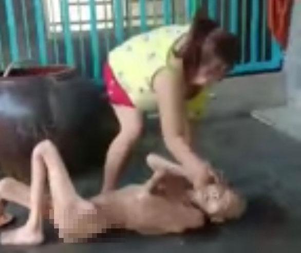 Con gái đánh đập, nguyền rủa mẹ 87 tuổi chết sớm đi trước khi cụ qua đời gây phẫn nộ-1