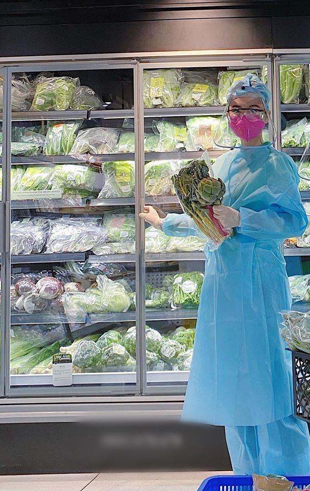 Angela Phương Trinh mặc full set đồ bảo hộ phòng dịch đi siêu thị mua đồ chuẩn bị 15 ngày cách ly-1