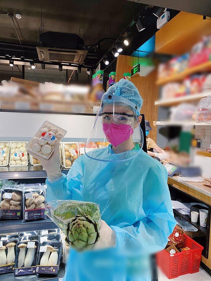Angela Phương Trinh mặc full set đồ bảo hộ phòng dịch đi siêu thị mua đồ chuẩn bị 15 ngày cách ly-2