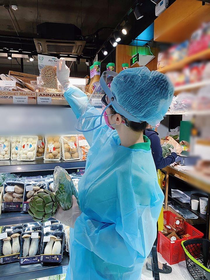 Angela Phương Trinh mặc full set đồ bảo hộ phòng dịch đi siêu thị mua đồ chuẩn bị 15 ngày cách ly-3