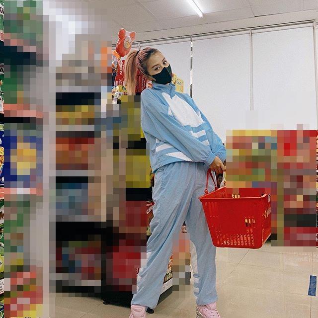 Ở nhà tránh dịch, Chi Pu khoe hình cũ, Khánh Linh sống ảo tại gia-7