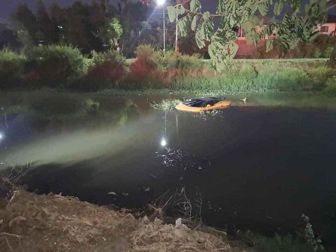 Hình ảnh siêu xe bạc tỷ ngụp lặn dưới sông, nguyên nhân kiến dân mạng xôn xao-3