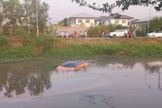 Hình ảnh siêu xe bạc tỷ 'ngụp lặn' dưới sông, nguyên nhân kiến dân mạng xôn xao