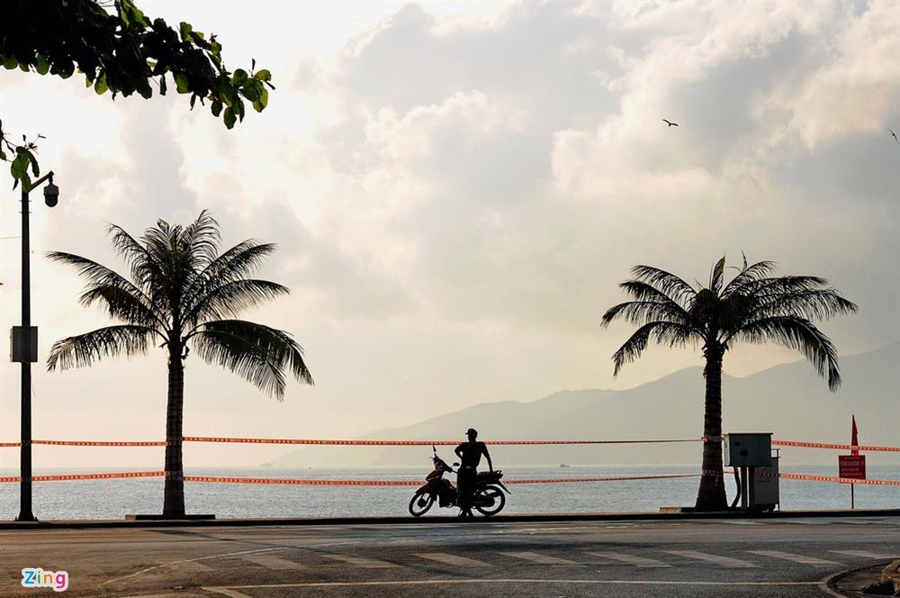 Bãi biển Nha Trang vắng bóng người sau khi được chăng dây, chặn lối-1