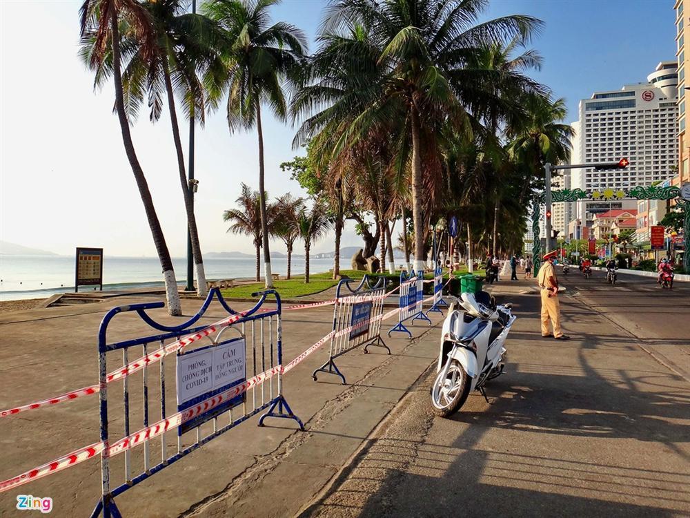 Bãi biển Nha Trang vắng bóng người sau khi được chăng dây, chặn lối-2