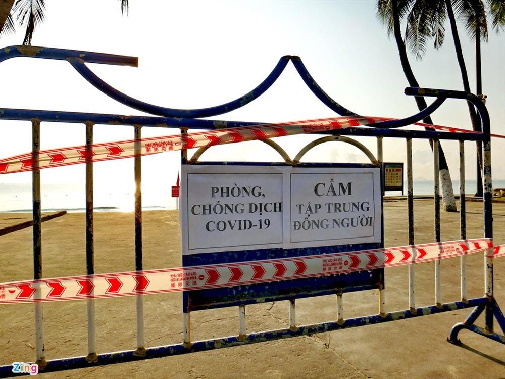 Bãi biển Nha Trang vắng bóng người sau khi được chăng dây, chặn lối-3