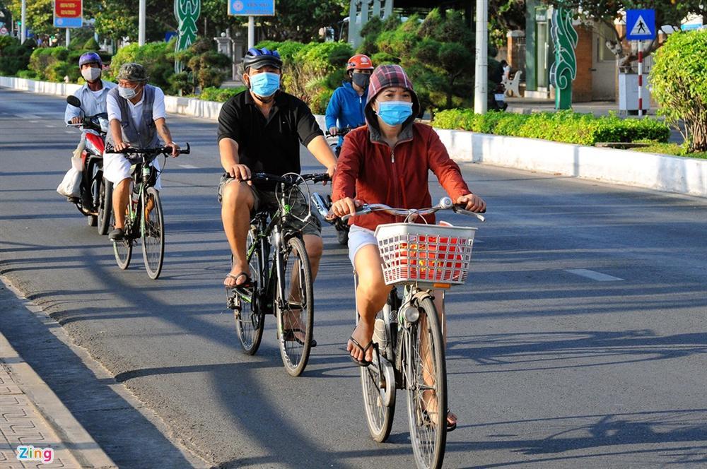 Bãi biển Nha Trang vắng bóng người sau khi được chăng dây, chặn lối-4