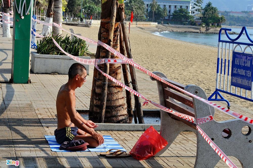 Bãi biển Nha Trang vắng bóng người sau khi được chăng dây, chặn lối-6