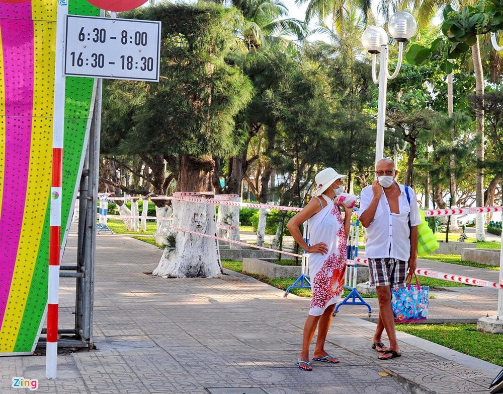 Bãi biển Nha Trang vắng bóng người sau khi được chăng dây, chặn lối-7