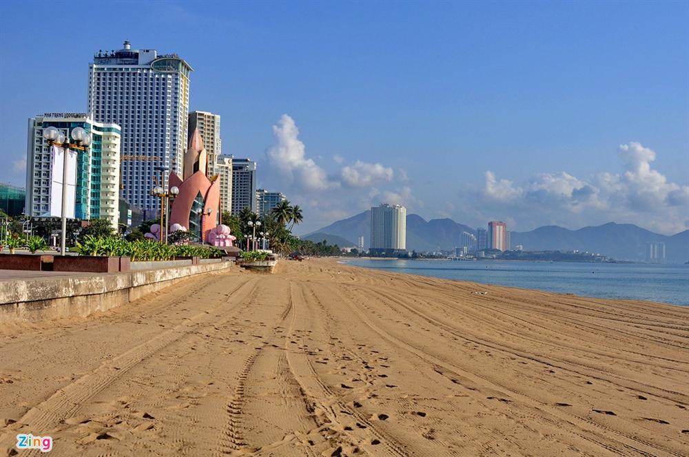 Bãi biển Nha Trang vắng bóng người sau khi được chăng dây, chặn lối-8