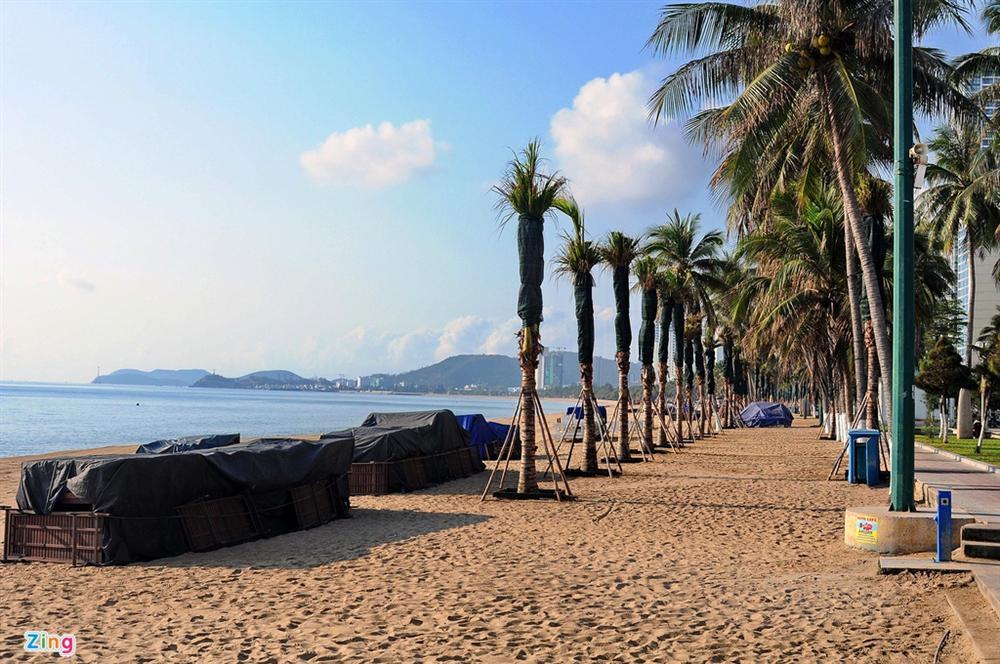 Bãi biển Nha Trang vắng bóng người sau khi được chăng dây, chặn lối-9