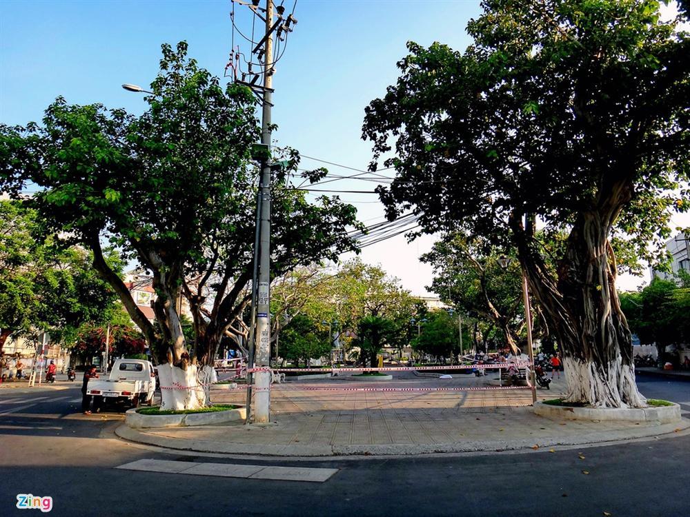 Bãi biển Nha Trang vắng bóng người sau khi được chăng dây, chặn lối-10