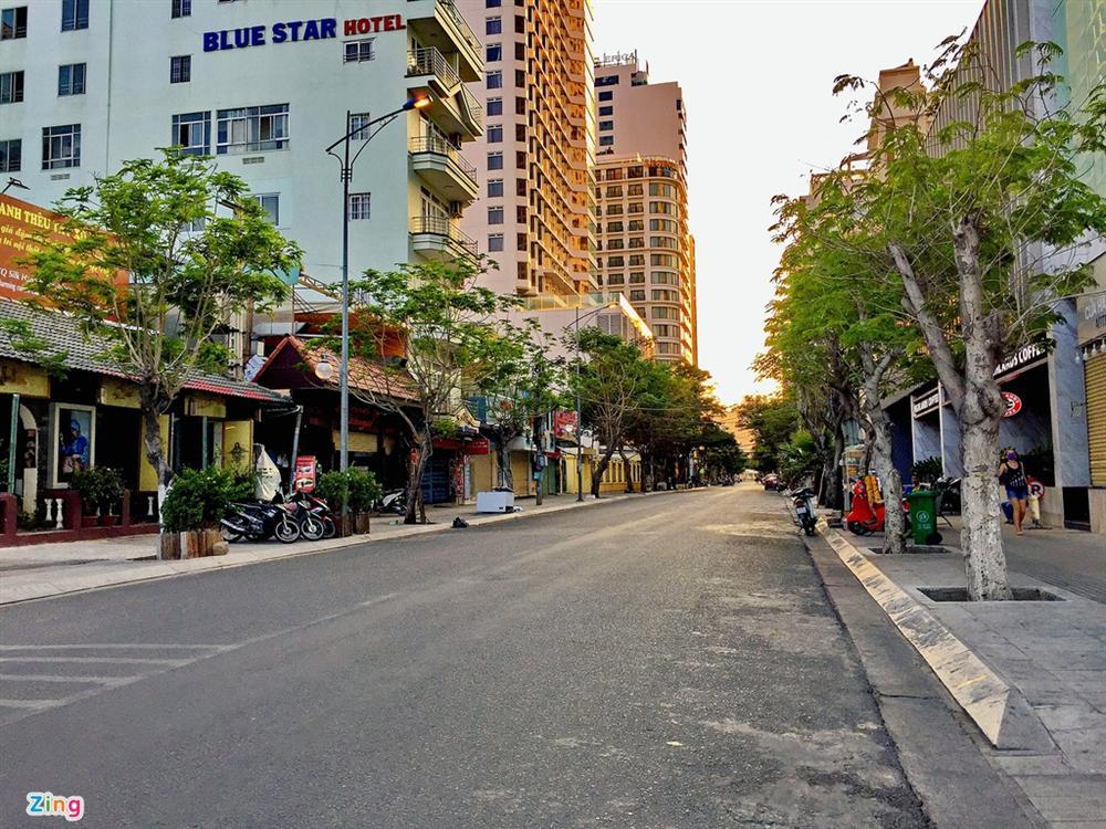 Bãi biển Nha Trang vắng bóng người sau khi được chăng dây, chặn lối-11