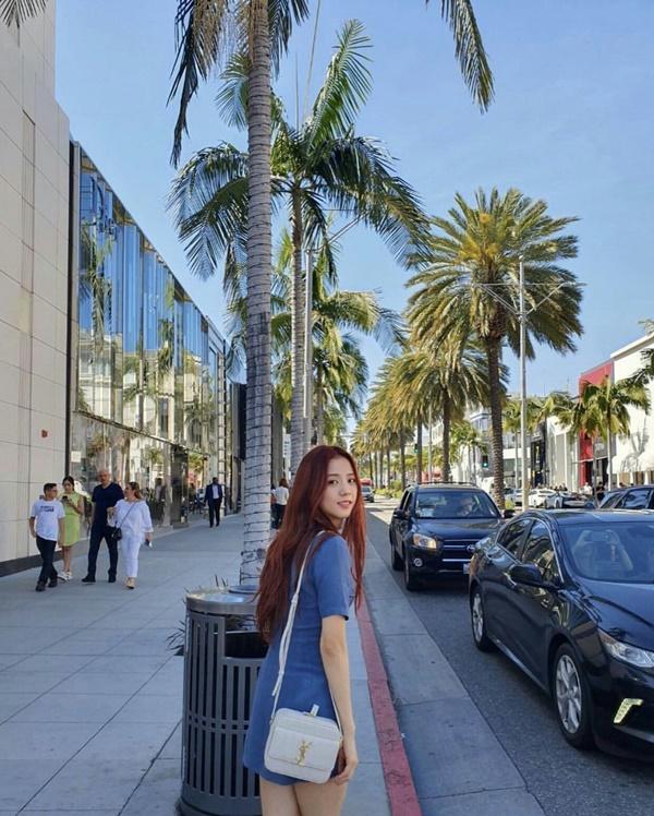 Ai cũng cần lắm 1 người bạn như Lisa: Làm phó nháy xuất sắc cho các chị em, fan vào copy cũng ra khối kiểu hay ho-2