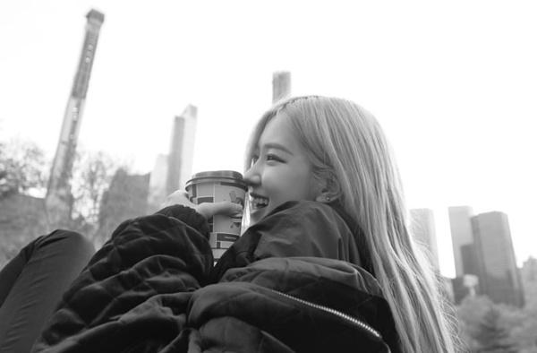 Ai cũng cần lắm 1 người bạn như Lisa: Làm phó nháy xuất sắc cho các chị em, fan vào copy cũng ra khối kiểu hay ho-5