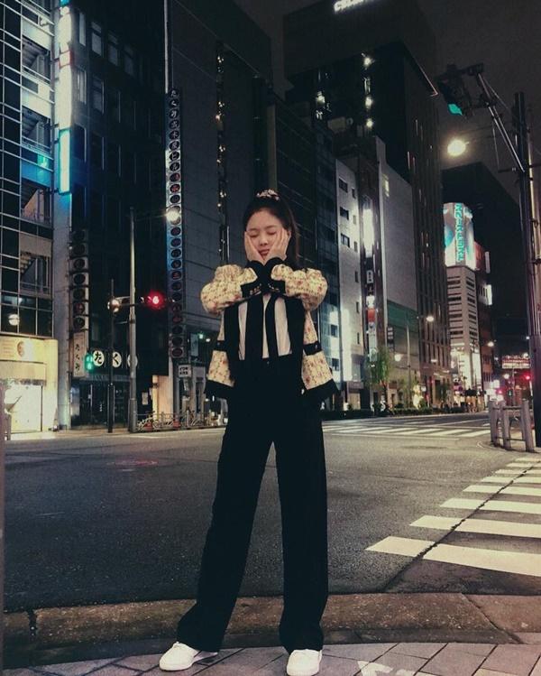 Ai cũng cần lắm 1 người bạn như Lisa: Làm phó nháy xuất sắc cho các chị em, fan vào copy cũng ra khối kiểu hay ho-7