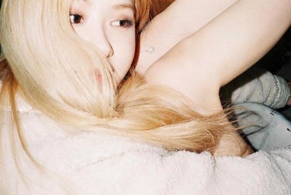 Ai cũng cần lắm 1 người bạn như Lisa: Làm phó nháy xuất sắc cho các chị em, fan vào copy cũng ra khối kiểu hay ho-14