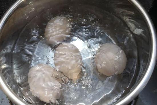 Luộc trứng đừng chỉ đun với nước, thêm một nguyên liệu vỏ trứng mềm và dễ bóc