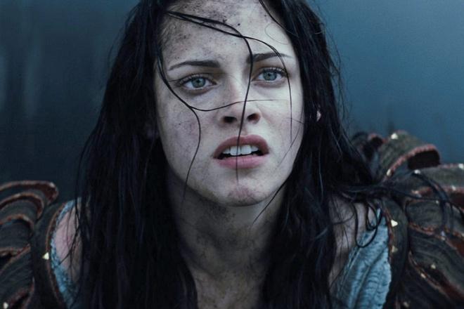 Kristen Stewart trong Snow White and The Huntsman: Từ chỗ là trung tâm của bộ phim giả tưởng năm 2012, Kristen Stewart mất vai Bạch Tuyết sau bê bối ngoại tình với đạo diễn Rupert Sanders tại thời điểm còn đang yêu Robert Pattinson. Do phim ăn khách, Universal quyết định làm tiếp The Huntsman: Winter’s War (2016), nhưng chỉ tập trung vào nhân vật thợ săn của Chris Hemsworth, loại bỏ Bạch Tuyết. Oái oăm thay, phần tiếp theo bị giới phê bình ghẻ lạnh và chỉ có doanh thu bằng khoảng 1/3 tập trước.