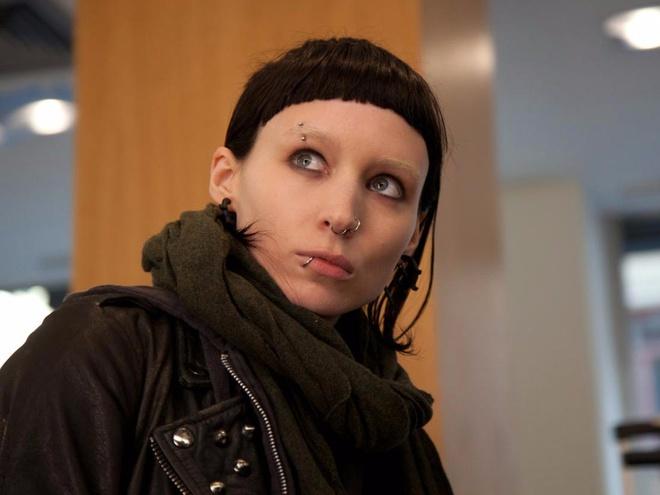 Rooney Mara trong The Girl with the Dragon Tattoo: Rooney Mara đập tan mọi nghi ngờ trước giờ Cô gái có hình xăm rồng phiên bản Mỹ ra mắt, và thậm chí còn nhận đề cử Oscar cho Nữ diễn viên chính xuất sắc khi sắm vai nữ hacker Lisbeth Salander. Tuy nhiên, doanh thu có phần khiêm tốn của tác phẩm khiến quá trình phát triển phần tiếp theo bị đình trệ. Do đạo diễn David Fincher ra đi, Mara đành mất vai về tay Claire Foy. Nữ diễn viên không ít lần lên báo bày tỏ sự tiếc nuối về chuyện này. Foy thực tế là diễn viên giỏi, nhưng The Girl in the Spider’s Web (2018) của cô tỏ ra thua kém phần trước nhiều mặt.