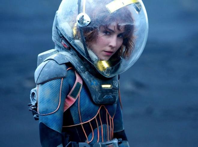 Noomi Rapace trong loạt tiền truyện của Alien: Trong Prometheus (2011), Noomi Rapace sắm vai chính là nữ tiến sĩ Elizabeth Shaw. Đây được xây dựng như một Ripley (Sigourney Weaver) mới, dẫn dắt người xem tới nguồn gốc của loài quái vật đáng sợ ngoài vũ trụ. Song, tới Alien: Covenant (2017), Elizabeth chỉ được giải thích ngắn gọn là đã bị sát hại bởi người máy David (Michael Fassbender), rồi bị thay thế bởi nhân vật mới Daniels (Katherine Waterson). Có nguồn tin cho rằng các nhà sản xuất tại Fox không thích Noomi Rapace nên đã đẩy đạo diễn Ridley Scott tới quyết định thay thế minh tinh.