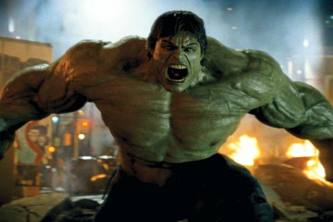 Edward Norton trong Vũ trụ Điện ảnh Marvel: Khả năng diễn xuất của Edward Norton đã được chứng minh qua nhiều tác phẩm kinh điển như American History X hay Fight Club. Nhưng The Incredible Hulk (2008) - nơi anh sắm vai Người Khổng lồ xanh - lại thường bị coi là tác phẩm kém nhất của MCU. Nhiều thông tin cho rằng giữa tài tử và hãng phim xảy ra nhiều tranh cãi trong quá trình thực hiện bộ phim. Cuối cùng, Kevin Feige của Marvel Studios quyết định thay thế Norton bằng Mark Ruffalo. Về phía Edward Norton, anh đưa ra lời giải thích rằng mình không thích tham gia kiểu phim hậu truyện, ngoại truyện và muốn tìm tòi những điều mới mẻ nên đã chia tay MCU.