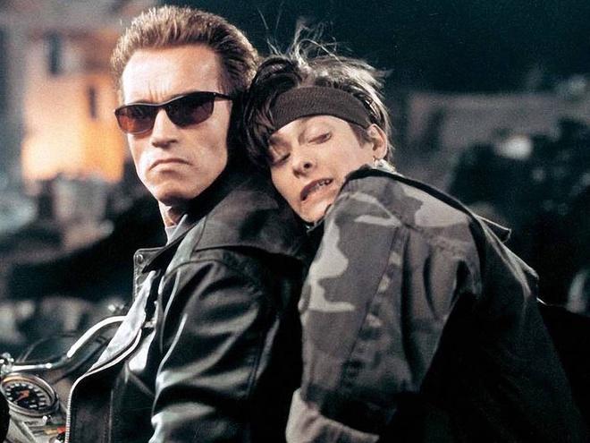 Edward Furlong trong Terminator: Bên cạnh Arnold Schwarzenegger, Terminator 2: Judgment Day (1991) còn được nhớ tới qua màn trình diễn xuất thần của Edward Furlong. Tiếc rằng, sau thành công của bom tấn, tài năng trẻ sớm sa ngã. Dù đã ký hợp đồng tham gia Terminator 3: Rise of the Machines (2003), anh rốt cuộc vẫn bị Warner Bros. thay thế bằng Nick Stahl bởi bê bối đời tư. Sau đó, nhân vật John Connor tiếp tục thuộc về Christian Bale và Jason Clarke. Mới đây, Edward Furlong xuất hiện chớp nhoáng trong Terminator: Dark Fate (2019) nhờ công nghệ kỹ xảo. Nhưng đó là phân cảnh John Connor bị hạ sát ngay đầu phim.