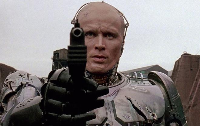 Peter Weller trong Robocop: Phần 3 của loạt Robocop gây tranh cãi từ lúc chưa sản xuất khi hãng Orion muốn hướng tới nhãn PG-13, tức giảm độ bạo lực so với hai tập trước. Chưa hết, nhà sản xuất khiến cộng đồng fan giận dữ khi quyết định thay thế diễn viên chính Peter Weller bằng Robert John Burke. Lý do là Weller khi ấy đang bận tham gia Naked Lunch (1991), còn Orion thì quá sốt ruột. Sau cùng, Robocop 3 (1993) thất bại thảm hại tại phòng vé. Trước đó, Orion còn phá sản và khiến quá trình ra rạp của bộ phim chậm đúng một năm. Nhiều fan đã ước rằng giá như hãng phim kiên nhẫn hơn thì Robocop 3 đã là cái kết đẹp cho bộ ba phim về chàng cảnh sát người máy.