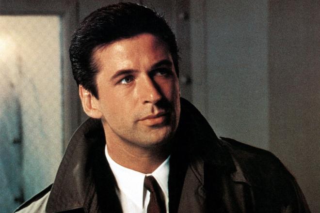 Alec Baldwin trong Jack Ryan: Loạt tiểu thuyết của Tom Clancy được chuyển thể lên màn ảnh rộng hồi thập niên 1990 với Alec Baldwin sắm vai chính. Tuy The Hunt for Red October (1990) ăn khách và nhận nhiều lời khen, Baldwin vẫn mất vai do tranh cãi với giám đốc sản xuất. Tài tử cho rằng hãng ép ông không được tham gia vở A Streetcar Named Desire trên sân khấu Broadway, còn phía Paramount thì tiết lộ Baldwin đưa ra quá nhiều lời phàn nàn về kịch bản phần tiếp theo. Cuối cùng, tới Patriot Games (1992), vai diễn thuộc về Harrison Ford. Trên thực tế, nhân vật Jack Ryan sau này còn được luân chuyển qua nhiều cái tên khác như Ben Affleck, Chris Pine và John Krasinski.