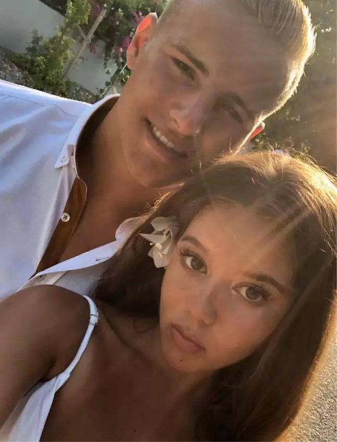 Trốn cách ly Covid-19, người đàn ông Anh hóa trang thành bụi cây để lẻn ra ngoài chơi-3