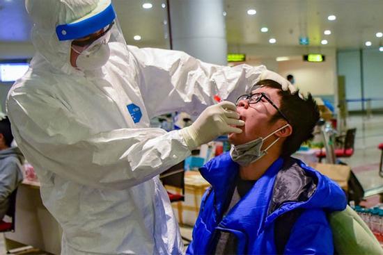 Bộ Y tế công bố TIN VUI: 2/4 bệnh nhân nặng đã có kết quả xét nghiệm âm tính 2 lần với Covid-19