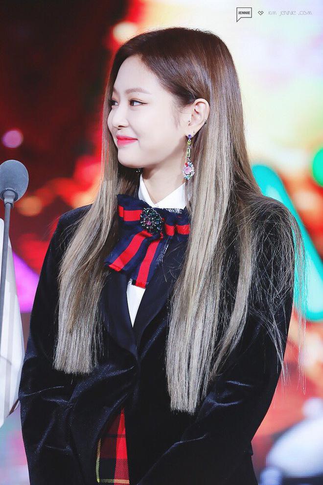 Trông cool thế nhưng Jennie lại là một bánh bèo chính hiệu: Có nguyên một rổ áo nơ, váy nơ nhưng cứ diện là sang-2