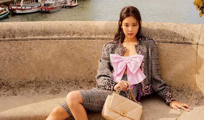 Trông cool thế nhưng Jennie lại là một bánh bèo chính hiệu: Có nguyên một rổ áo nơ, váy nơ nhưng cứ diện là sang-7