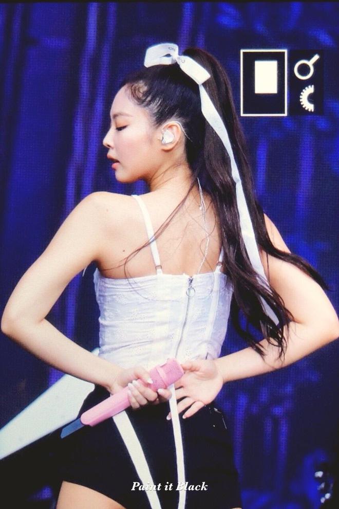 Trông cool thế nhưng Jennie lại là một bánh bèo chính hiệu: Có nguyên một rổ áo nơ, váy nơ nhưng cứ diện là sang-12