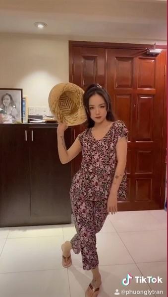 Lầy có số má như Phương Ly: Diện hẳn đồ ngủ đi làm, đi xem phim...-3