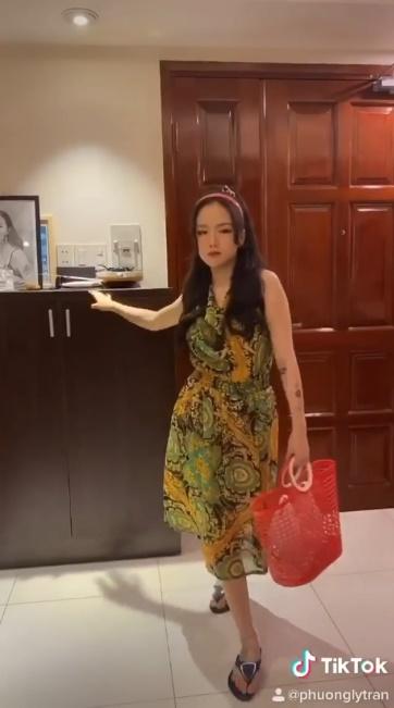 Lầy có số má như Phương Ly: Diện hẳn đồ ngủ đi làm, đi xem phim...-2