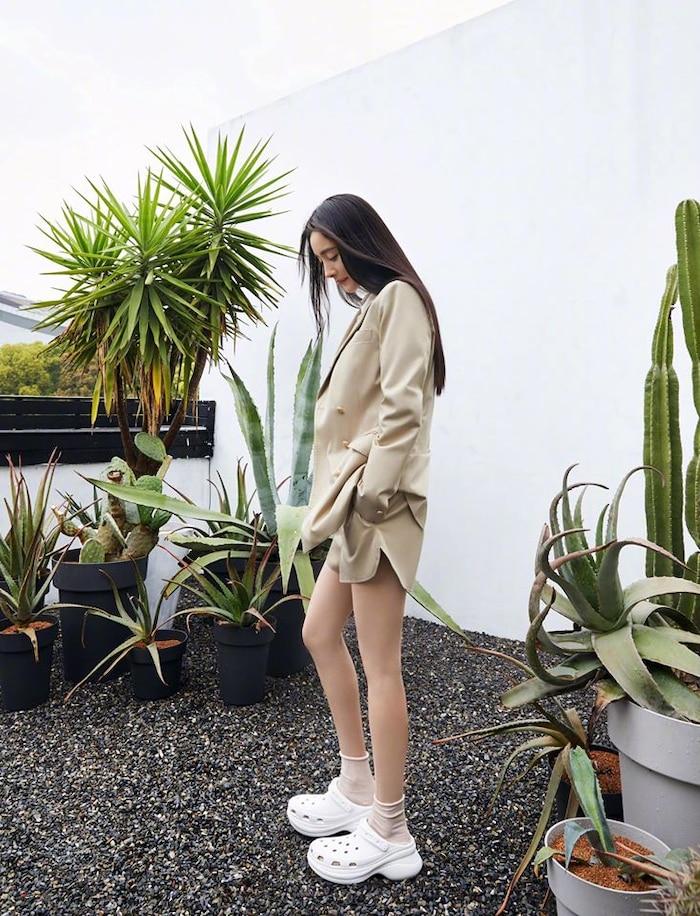 Dương Mịch mặc style lạ, khoe chân thon dài sau thời gian tránh dịch-3