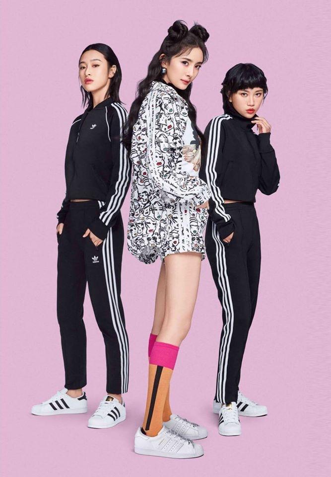 Dương Mịch mặc style lạ, khoe chân thon dài sau thời gian tránh dịch-5