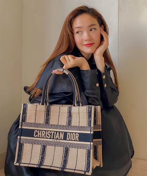 Minh Hằng ở nhà nhưng không quên mua đồ hiệu. Cô mới bổ sung vào bộ sưu tập một chiếc Christian Dior Book Tote giá khoảng 65 triệu đồng. Chụp hình khoe chiếc túi ở góc nhà, nữ ca sĩ thừa nhận thời gian này túi chỉ dành để đựng... khẩu trang và nước rửa tay.