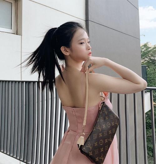 Louis Vuitton là thương hiệu mà Linh Ka yêu thích nhất. Cô nàng vừa tậu một chiếc handbag họa tiết Monogram giá khoảng 12 triệu đồng, rẻ hơn nhiều so với bộ sưu tập trước đó.