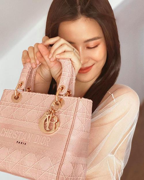 Thiết kế Lady Dior chất liệu canvas thời thượng cũng được Đông Nhi mới tậu về. Cô phải chi số tiền khoảng 100 triệu đồng cho mẫu túi hồng pastel xinh xắn này.