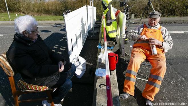 Hai cụ già U90 hẹn hò qua đường biên giới bị ngăn cách vì dịch-2